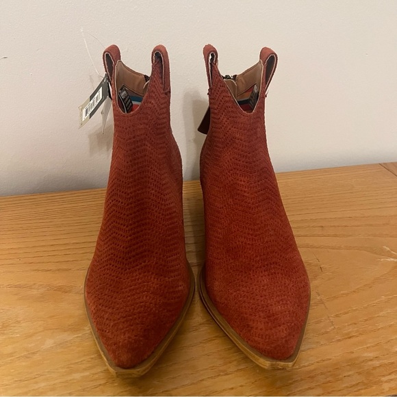 {Dingo} Kuster Suede Pointed Toe Cowboy Ankle Boots - Picture 2 of 9